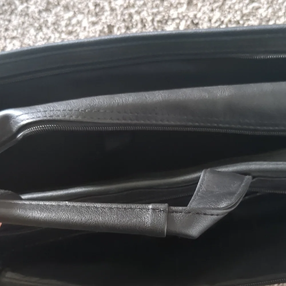 Classic Black Leather Men's Briefcase Bag - Professional Carry